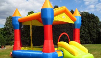 Los mejores castillos hinchables para tu jardín