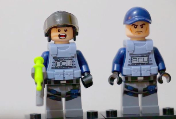 policia-lego-dinosaurio
